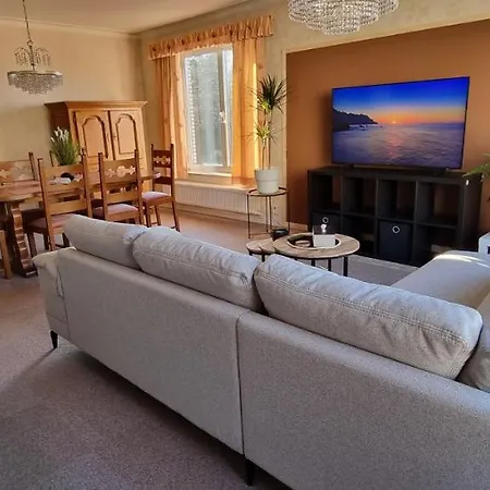 Apartment Superb Flat With 3 Bedrooms Parking And Balcony *